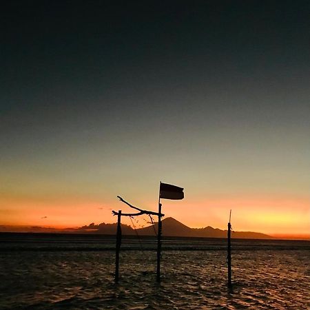 The Exile Sunset Bar & Bungalow Gili Trawangan Exterior photo