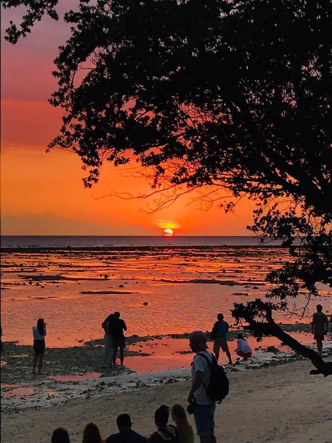 The Exile Sunset Bar & Bungalow Gili Trawangan Exterior photo